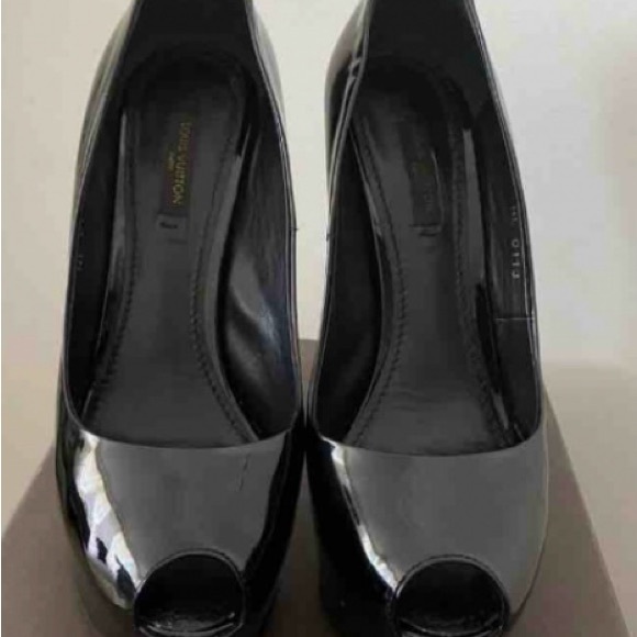 Louis Vuitton patent leather heels
Peep toe
Gold locks - Picture 4 of 6